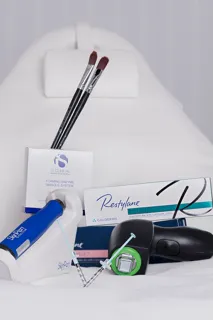Behandlingsudstyr og Restylane-produkter til behandlingspakker hos Klinik AnnSigt